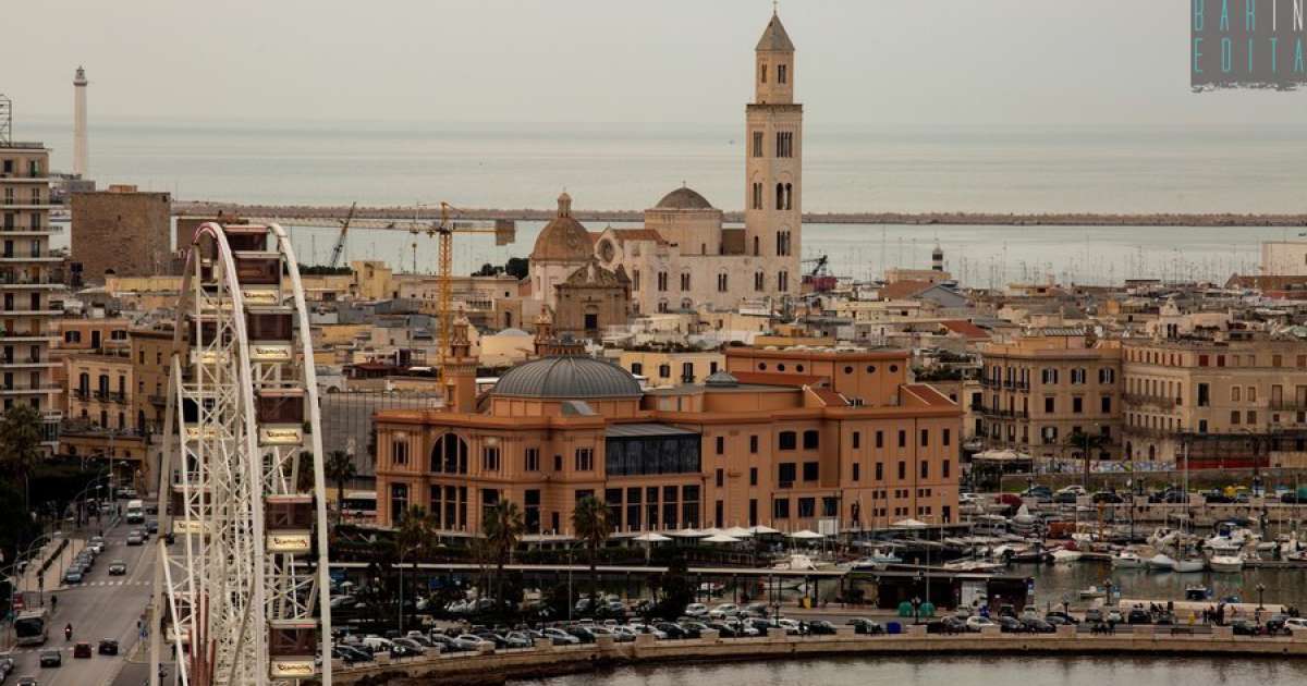 Bari dall'alto: la citt� ammirata dal belvedere del Palazzo della Provincia